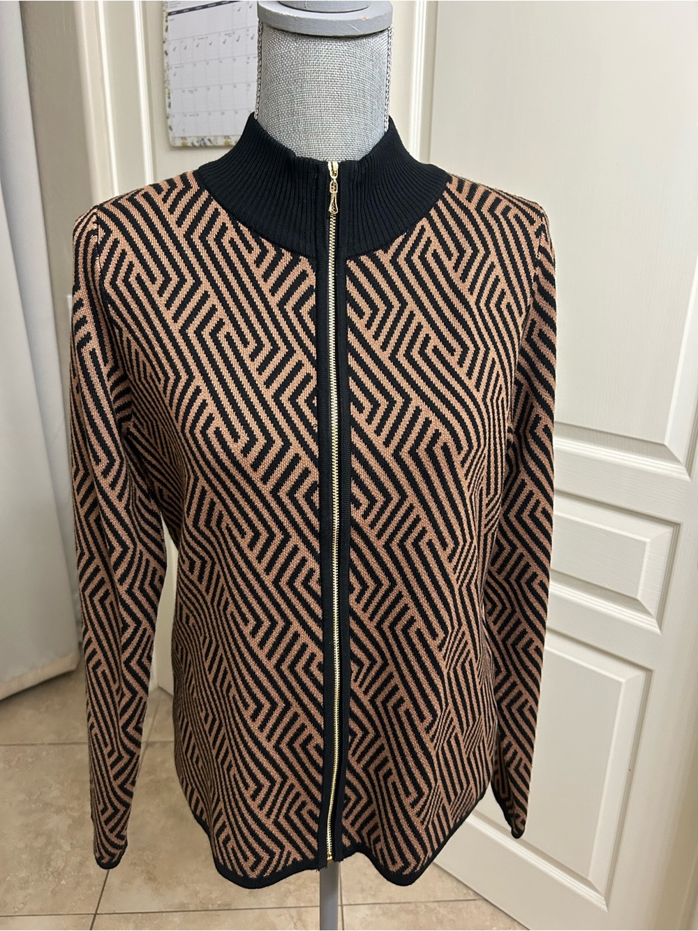Women’s Geometric Zip-Front Cardigan in Peach and Black